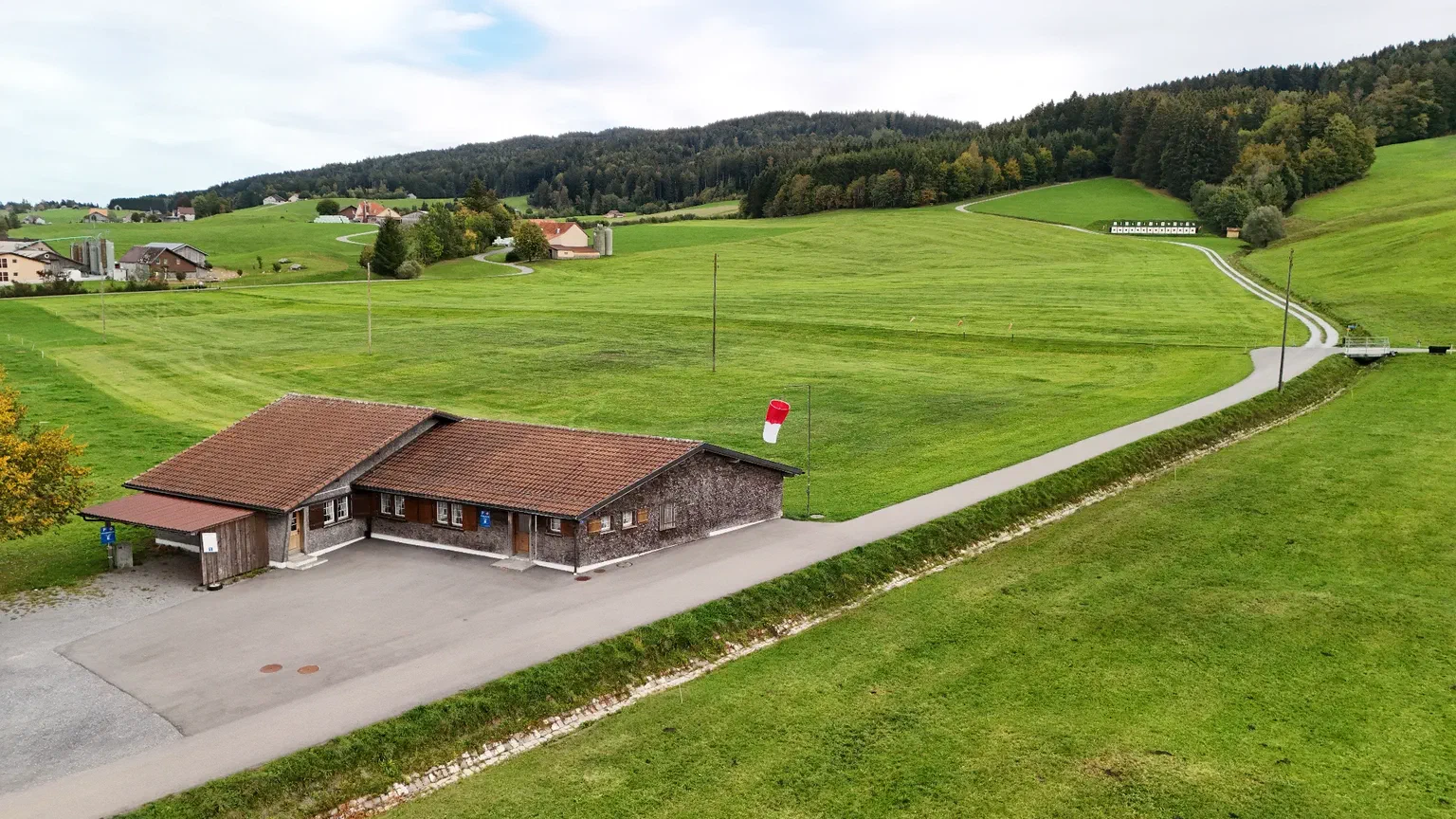 Schiessanlage Meistersrüte aus der Luft mit Blick auf das Schützenhaus und den Scheibenstock